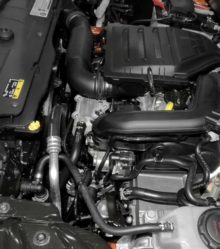 Phoenix mobile mechanic servicing an engine